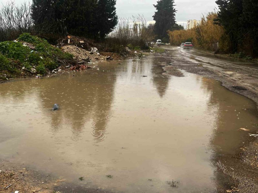 Antalya’da Kuvvetli Sağanak Taşkınlara Yol Açtı Minibüste Mahsur Kalanlar Kepçe Yardımıyla Kurçarıldı