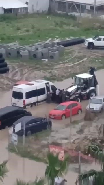 Antalya’da Kuvvetli Sağanak Taşkınlara Yol Açtı Minibüste Mahsur Kalanlar Kepçe Yardımıyla Kurçarıldı
