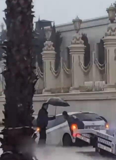 Antalya’da Kuvvetli Sağanak Taşkınlara Yol Açtı Minibüste Mahsur Kalanlar Kepçe Yardımıyla Kurçarıldı