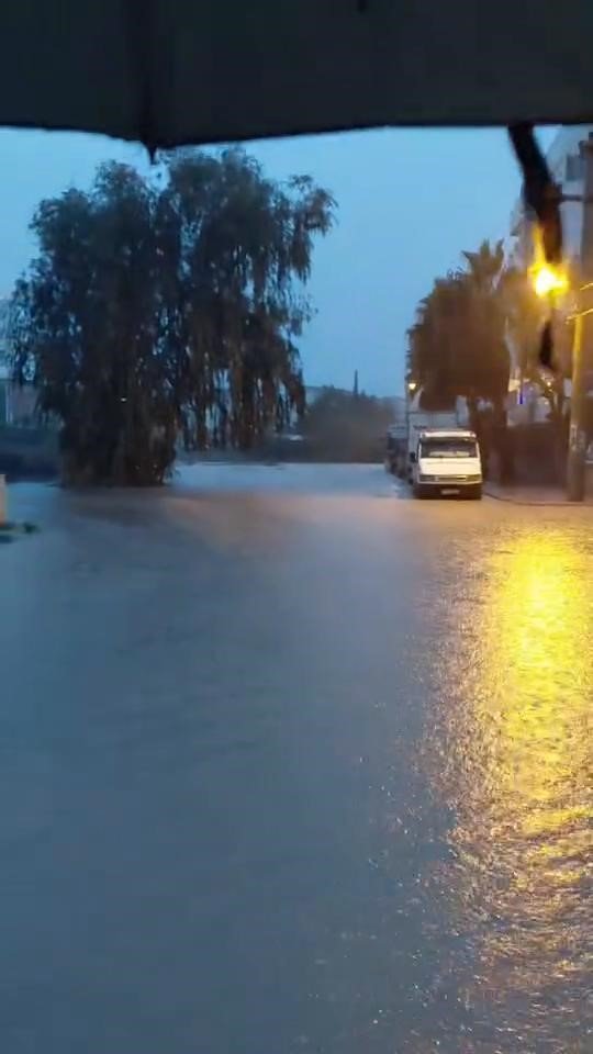Antalya’da Kuvvetli Sağanak Taşkınlara Yol Açtı Minibüste Mahsur Kalanlar Kepçe Yardımıyla Kurçarıldı