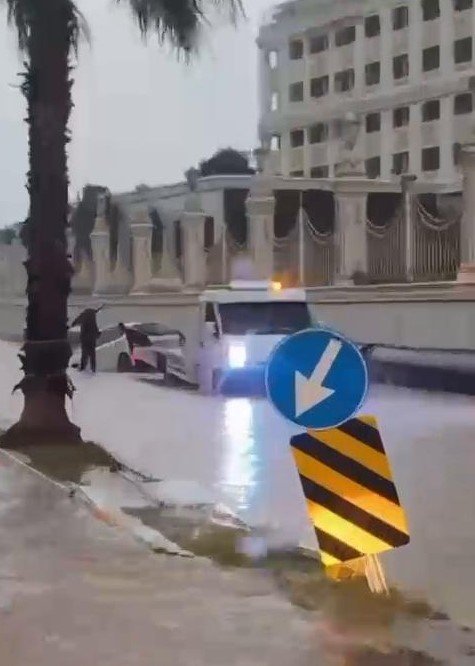 Antalya’da Kuvvetli Sağanak Taşkınlara Yol Açtı Minibüste Mahsur Kalanlar Kepçe Yardımıyla Kurçarıldı