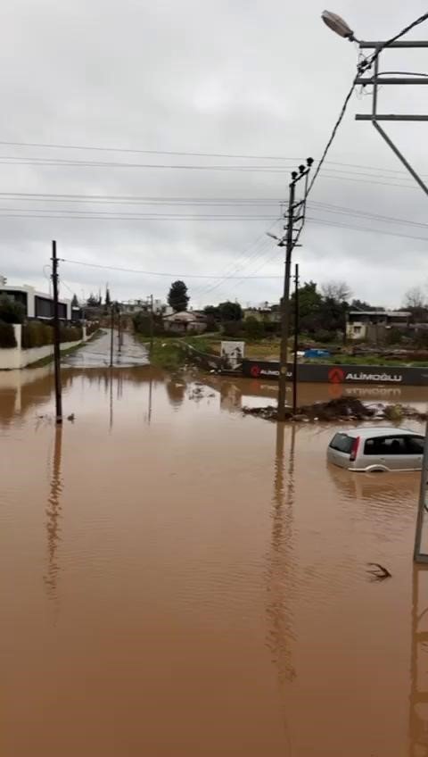 Antalya’da Kuvvetli Sağanak Taşkınlara Yol Açtı Minibüste Mahsur Kalanlar Kepçe Yardımıyla Kurçarıldı