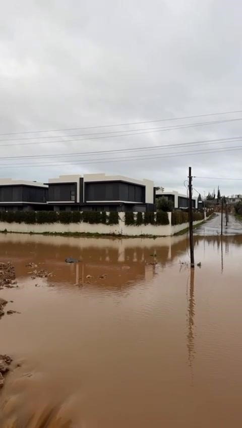 Antalya’da Kuvvetli Sağanak Taşkınlara Yol Açtı Minibüste Mahsur Kalanlar Kepçe Yardımıyla Kurçarıldı