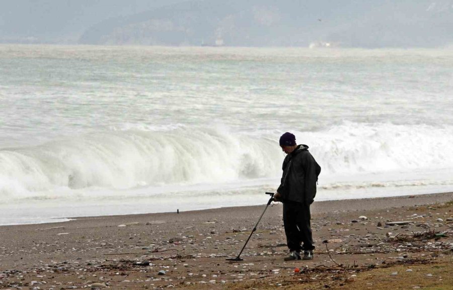 Dev Dalgalar Sahili Dövdü: Martılar Balık, Define Avcıları Kıymetli Eşya Aradı