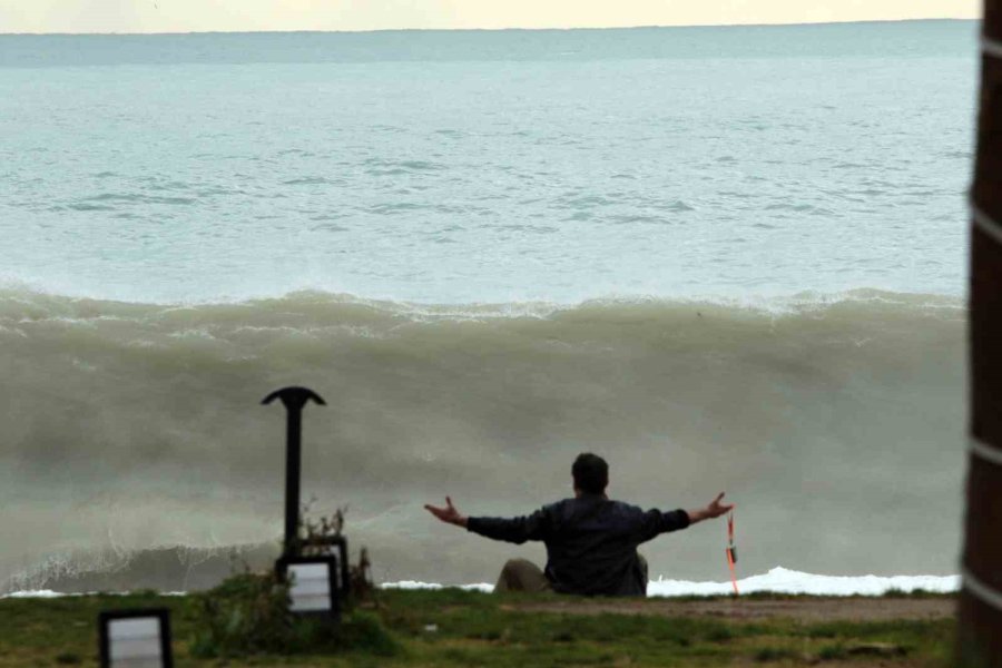 Dev Dalgalar Sahili Dövdü: Martılar Balık, Define Avcıları Kıymetli Eşya Aradı