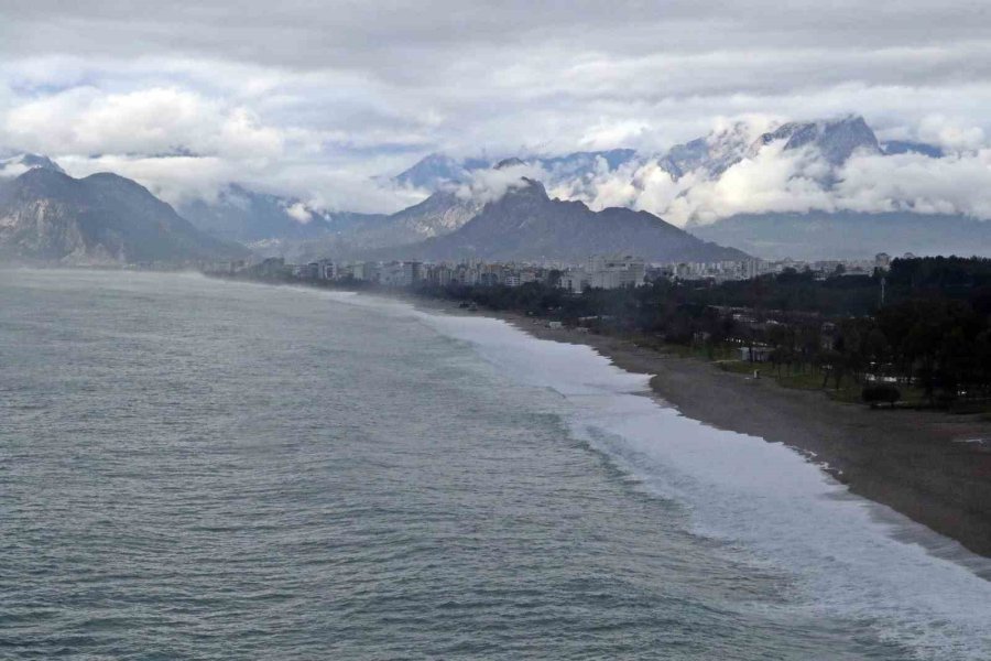 Dev Dalgalar Sahili Dövdü: Martılar Balık, Define Avcıları Kıymetli Eşya Aradı