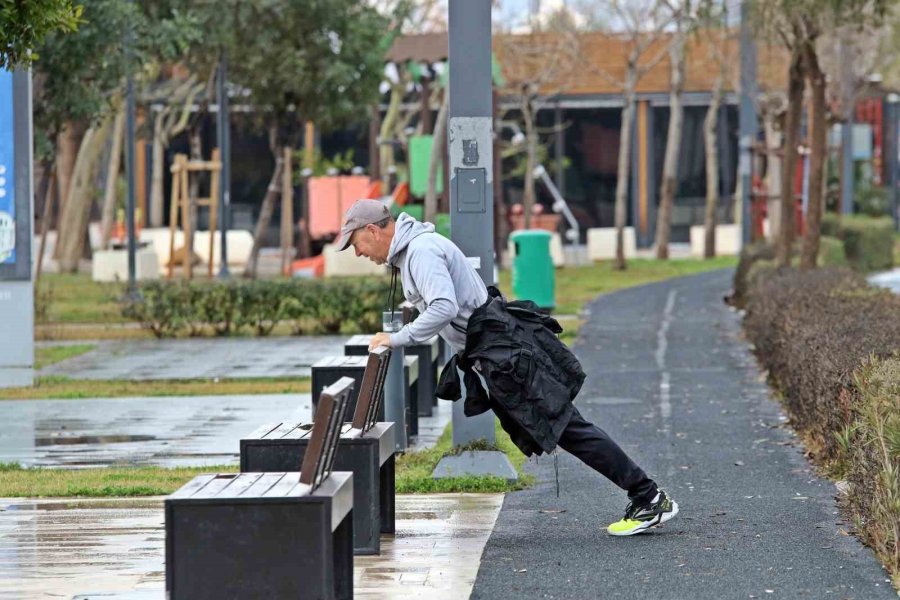 Dev Dalgalar Sahili Dövdü: Martılar Balık, Define Avcıları Kıymetli Eşya Aradı