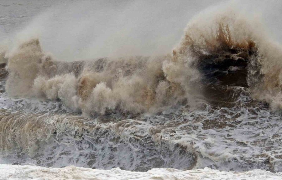Dev Dalgalar Sahili Dövdü: Martılar Balık, Define Avcıları Kıymetli Eşya Aradı