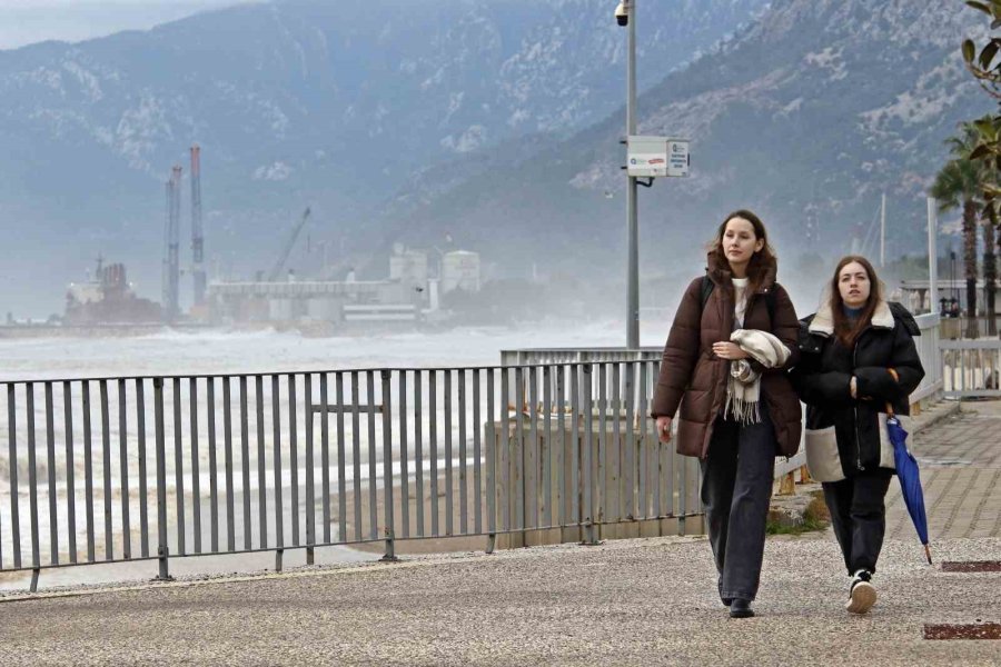 Dev Dalgalar Sahili Dövdü: Martılar Balık, Define Avcıları Kıymetli Eşya Aradı