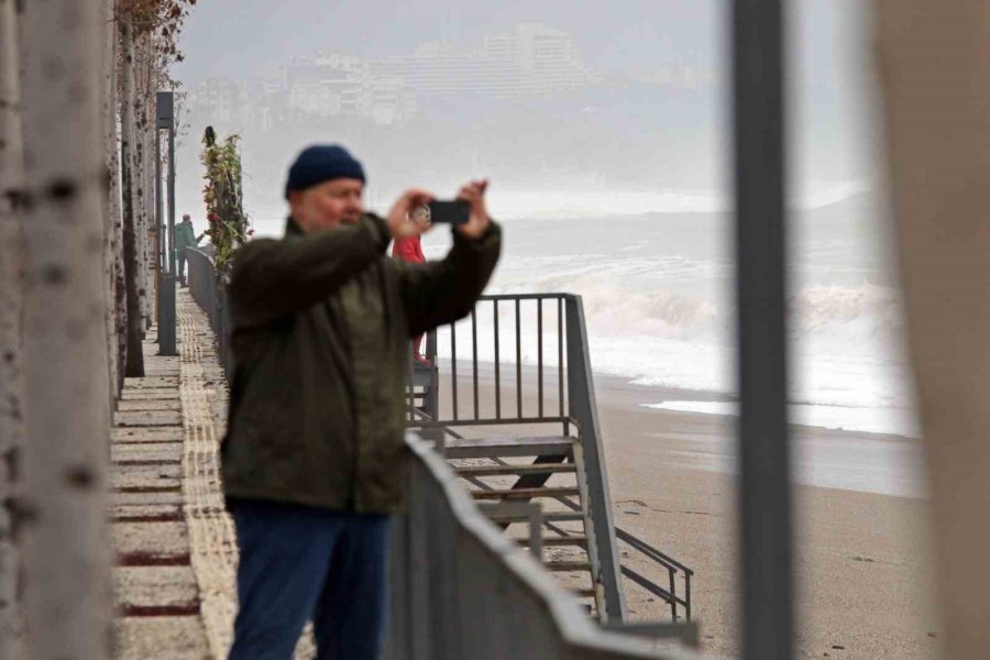 Dev Dalgalar Sahili Dövdü: Martılar Balık, Define Avcıları Kıymetli Eşya Aradı