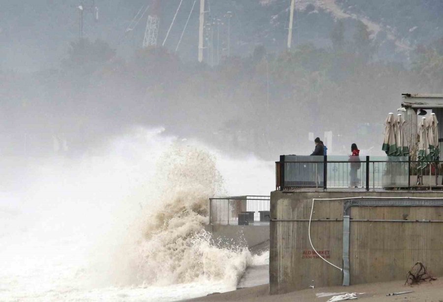 Dev Dalgalar Sahili Dövdü: Martılar Balık, Define Avcıları Kıymetli Eşya Aradı