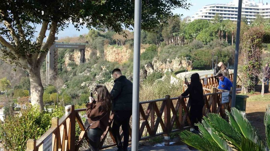 Antalya’da Bir Gün Arayla İki Mevsim: Dün Sağanak Ve Fırtına, Bugün Deniz Keyfi