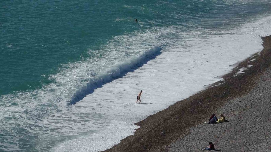 Antalya’da Bir Gün Arayla İki Mevsim: Dün Sağanak Ve Fırtına, Bugün Deniz Keyfi