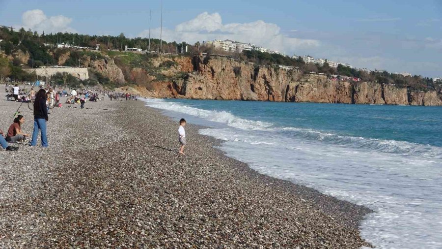 Antalya’da Bir Gün Arayla İki Mevsim: Dün Sağanak Ve Fırtına, Bugün Deniz Keyfi