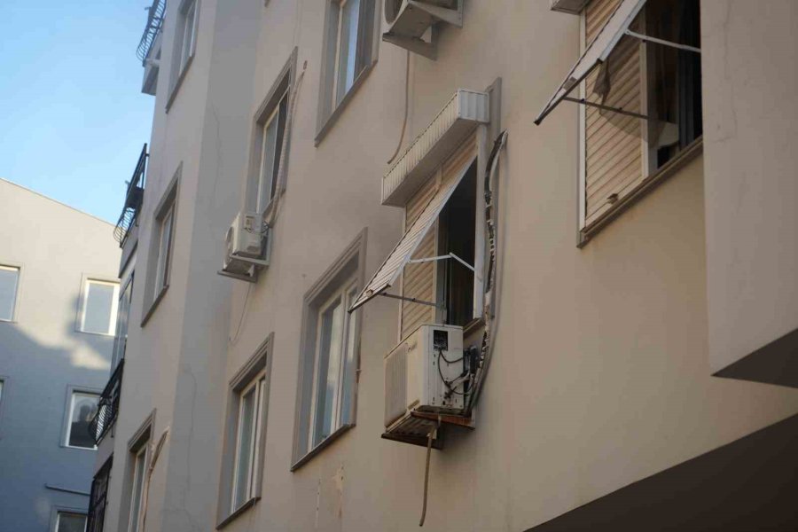 Yangına Uykuda Yakalandı, Alevlere Müdahale Ederken Yaralandı