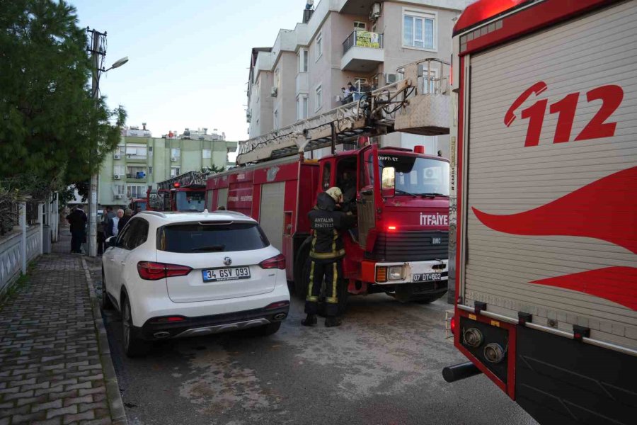 Yangına Uykuda Yakalandı, Alevlere Müdahale Ederken Yaralandı