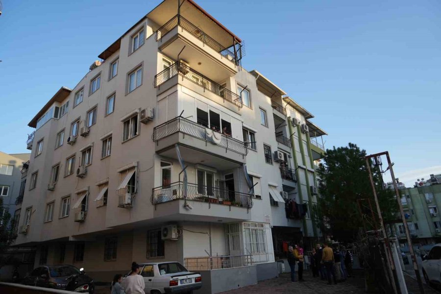 Yangına Uykuda Yakalandı, Alevlere Müdahale Ederken Yaralandı