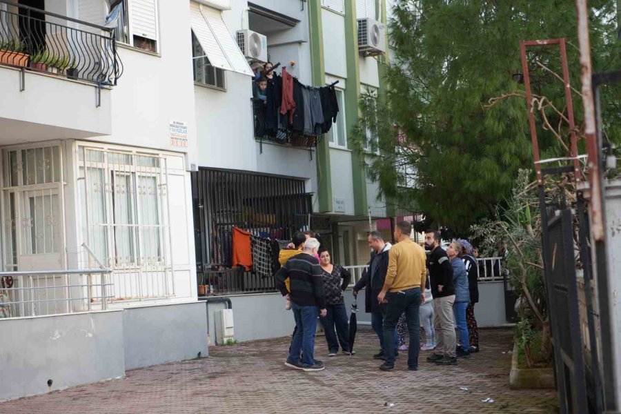 Yangına Uykuda Yakalandı, Alevlere Müdahale Ederken Yaralandı