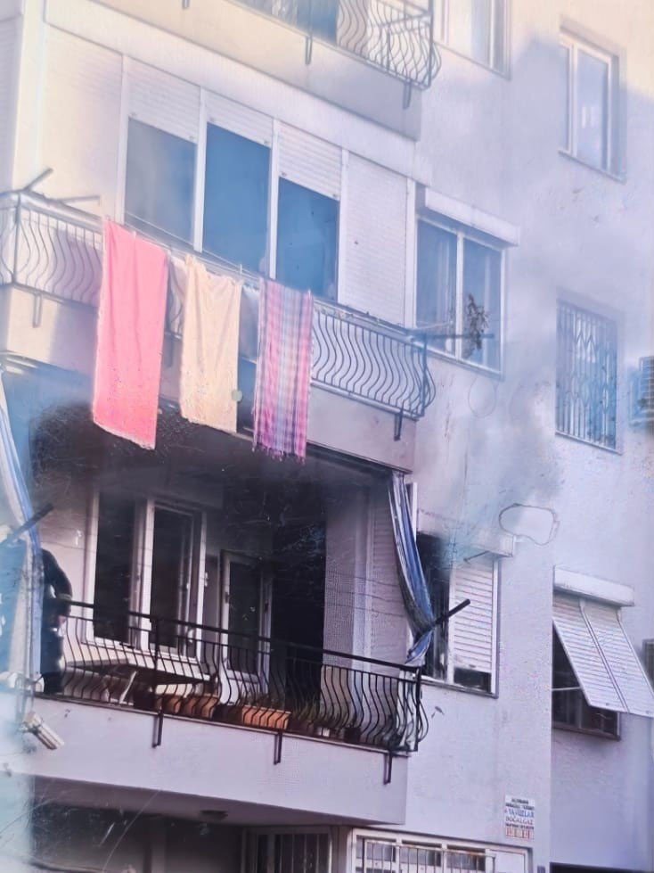 Yangına Uykuda Yakalandı, Alevlere Müdahale Ederken Yaralandı