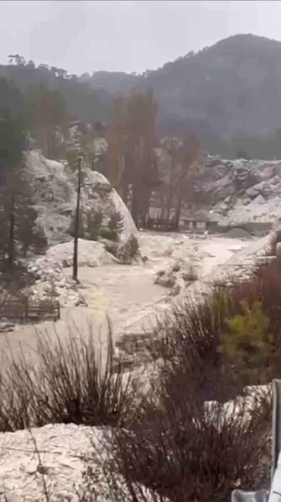 Alanya’da Sağanak Sonrası Su Taşkını Köprüde Zarara Neden Oldu