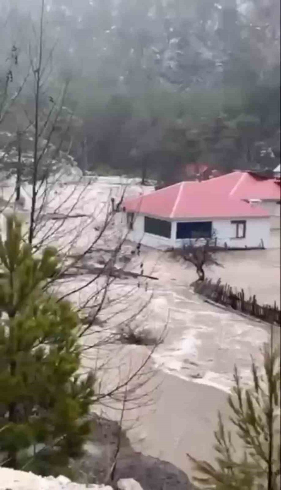Alanya’da Sağanak Sonrası Su Taşkını Köprüde Zarara Neden Oldu