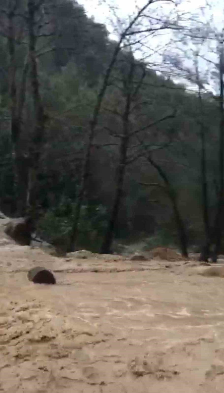 Alanya’da Sağanak Sonrası Su Taşkını Köprüde Zarara Neden Oldu