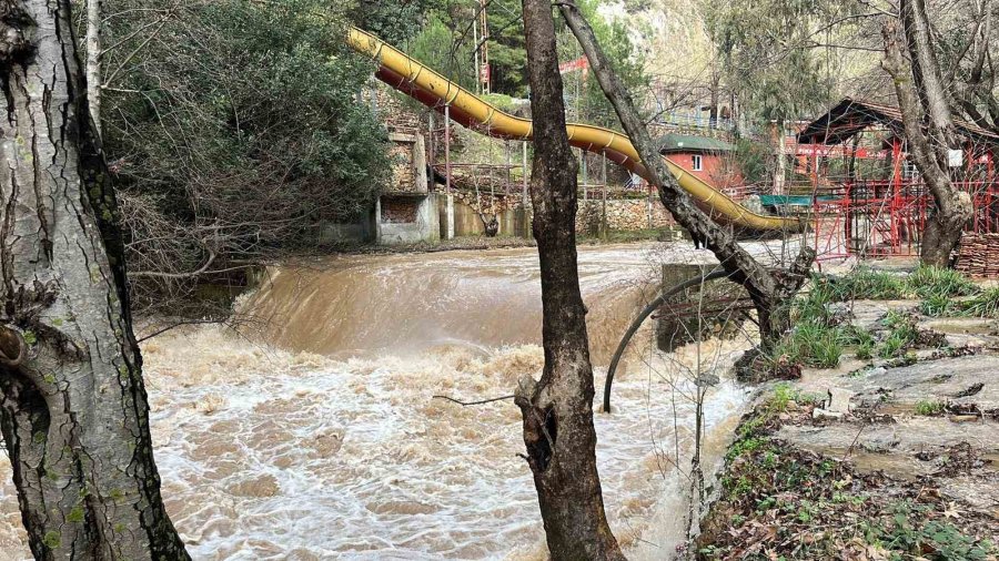 Alanya’da Çay Taştı: İşletmelere Ait Çardaklar Sular Altında Kaldı