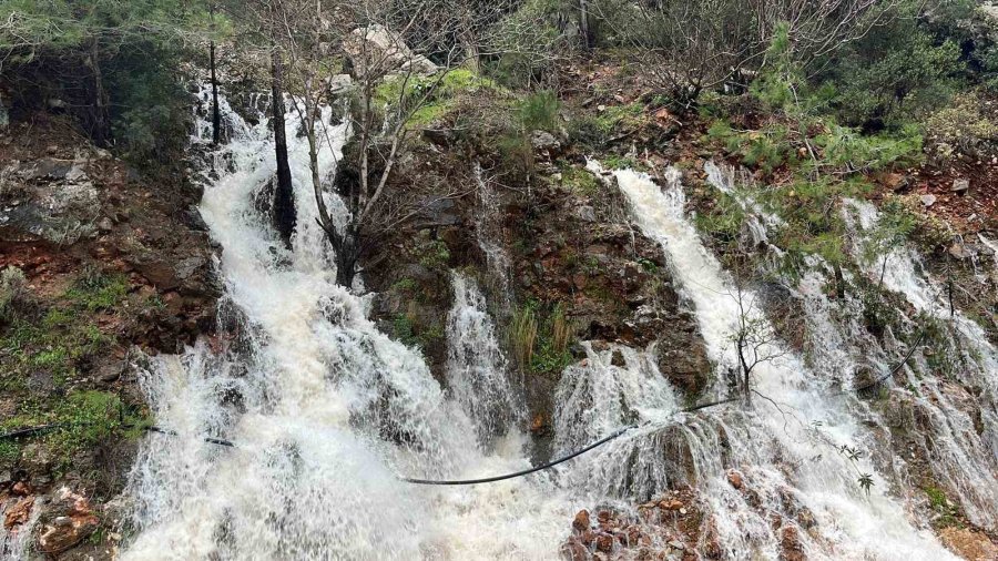 Alanya’da Çay Taştı: İşletmelere Ait Çardaklar Sular Altında Kaldı