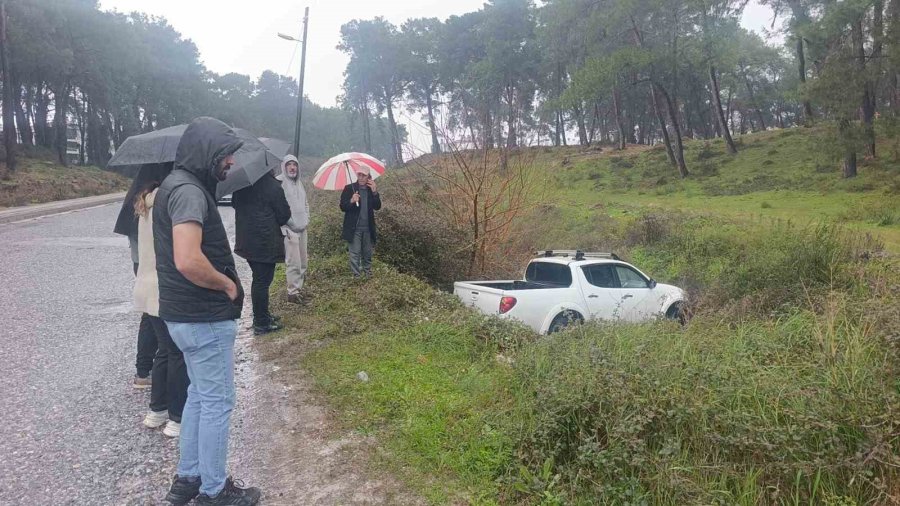 Dereye Uçan Kamyonetten Yara Alamadan Kurtuldu