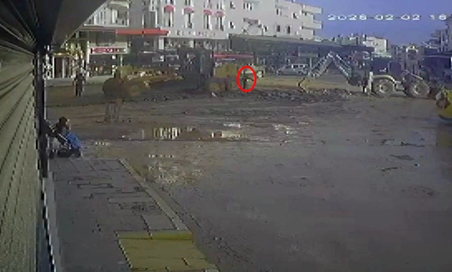 Antalya’da İş Makinesinin Belediye Çalışanına Çarpma Anı Kamerada