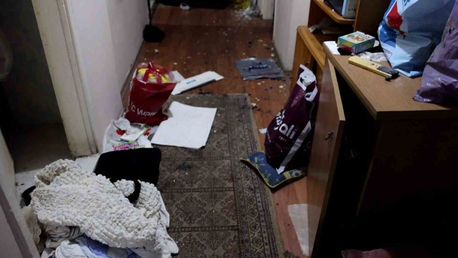 Mersin’de Halk Sağlığını Tehdit Eden Çöp Ev Temizlendi