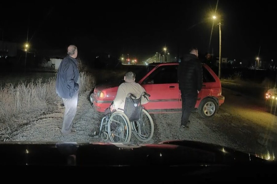 Araç Şarampolde, Engelli Sürücü De Araçta Mahsur Kaldı
