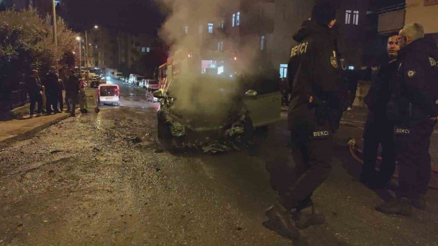 Manavgat’ta Seyir Halindeki Otomobil Alev Alev Yandı