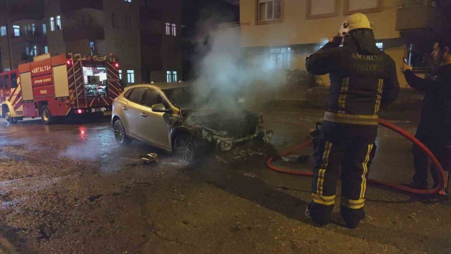 Manavgat’ta Seyir Halindeki Otomobil Alev Alev Yandı