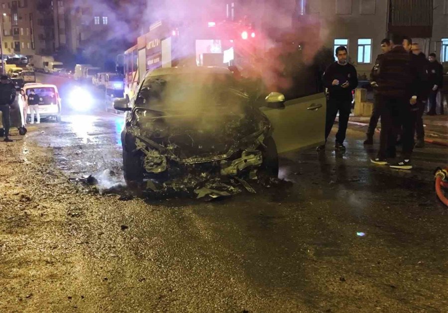 Manavgat’ta Seyir Halindeki Otomobil Alev Alev Yandı