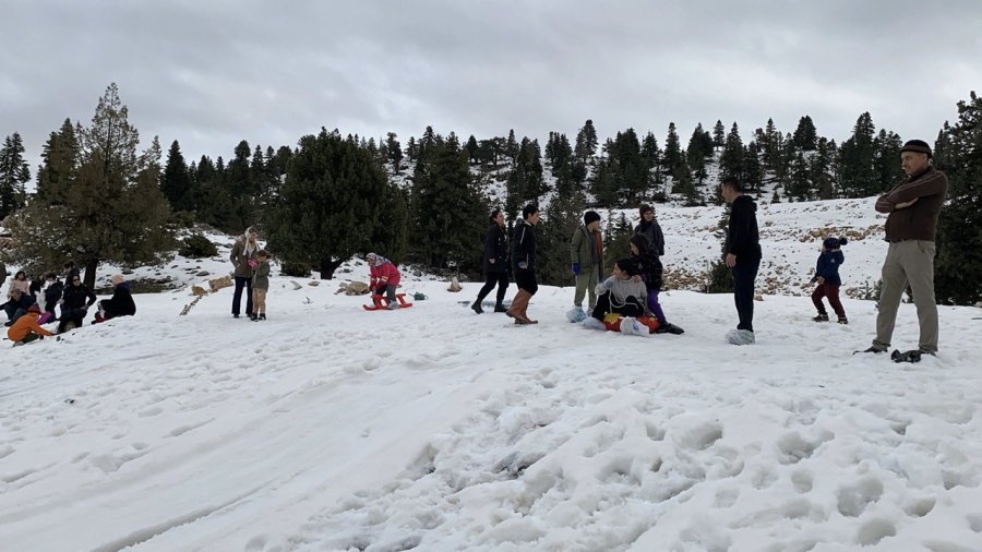 Toroslar’da Kar Güzelliği: Çocuğu Da Yaşlısı Da Doyasıya Eğlendi