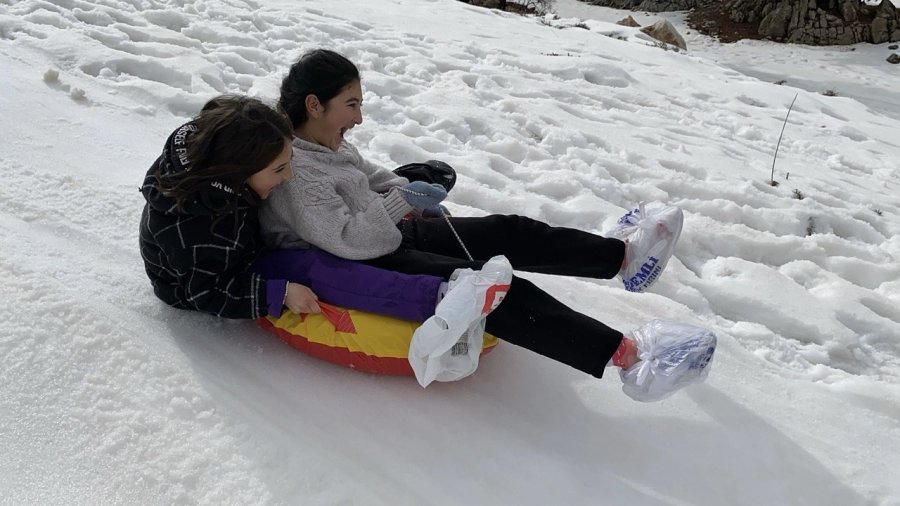 Toroslar’da Kar Güzelliği: Çocuğu Da Yaşlısı Da Doyasıya Eğlendi