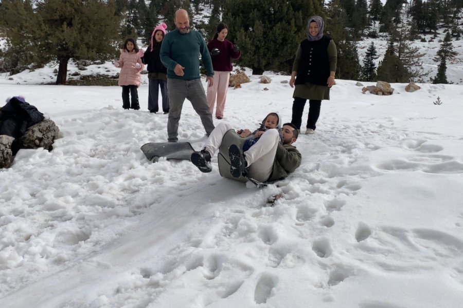 Toroslar’da Kar Güzelliği: Çocuğu Da Yaşlısı Da Doyasıya Eğlendi