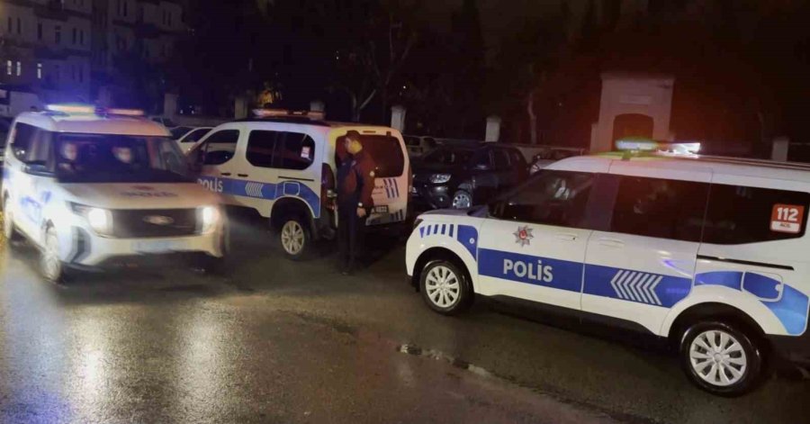 Kavga Sonrası Gözaltına Alınan Şahıs "kapıyı Kapatmayın" Derken, Annesi "adam Öldürmedi, Çıkarın Benim Çocuğumu" Dedi