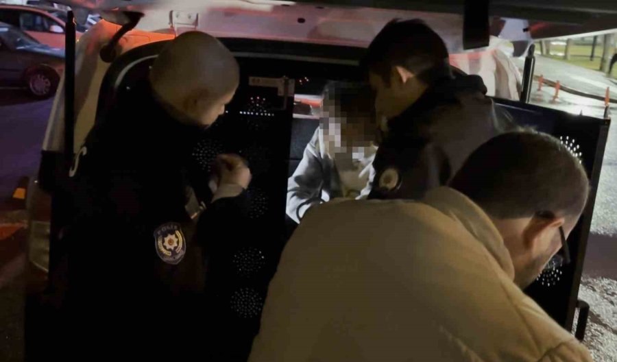 Kavga Sonrası Gözaltına Alınan Şahıs "kapıyı Kapatmayın" Derken, Annesi "adam Öldürmedi, Çıkarın Benim Çocuğumu" Dedi