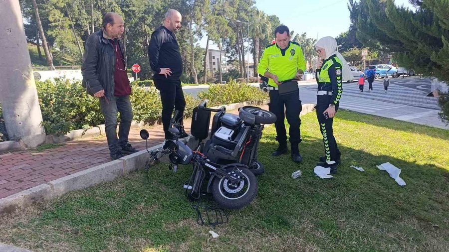 Manavgat’ta Motorlu Bisiklet Takla Attı: 1’i Ağır 2 Yaralı