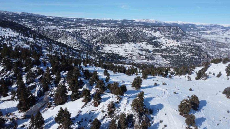 Toroslar’da Kar Güzelliği: Çocuğu Da Yaşlısı Da Doyasıya Eğlendi
