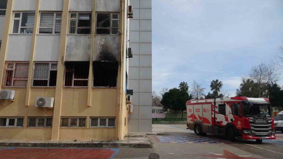 Antalya’da İlkokulda Yangın Çıktı: Öğrenciler Tahliye Edildi