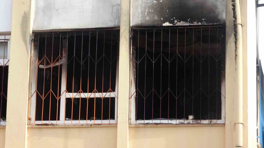 Antalya’da İlkokulda Yangın Çıktı: Öğrenciler Tahliye Edildi