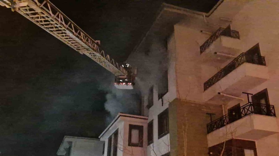 Tartıştığı Annesine Kızıp Daireyi Ateşe Verdi: 10 Kişi Dumandan Etkilendi