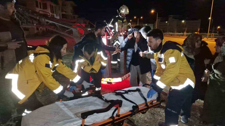 Tartıştığı Annesine Kızıp Daireyi Ateşe Verdi: 10 Kişi Dumandan Etkilendi