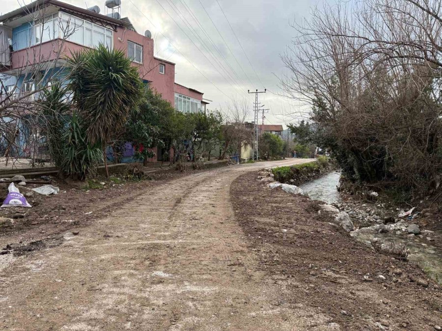 Kemer’de Şiddetli Yağış Nedeniyle Çöken Yol Onarıldı