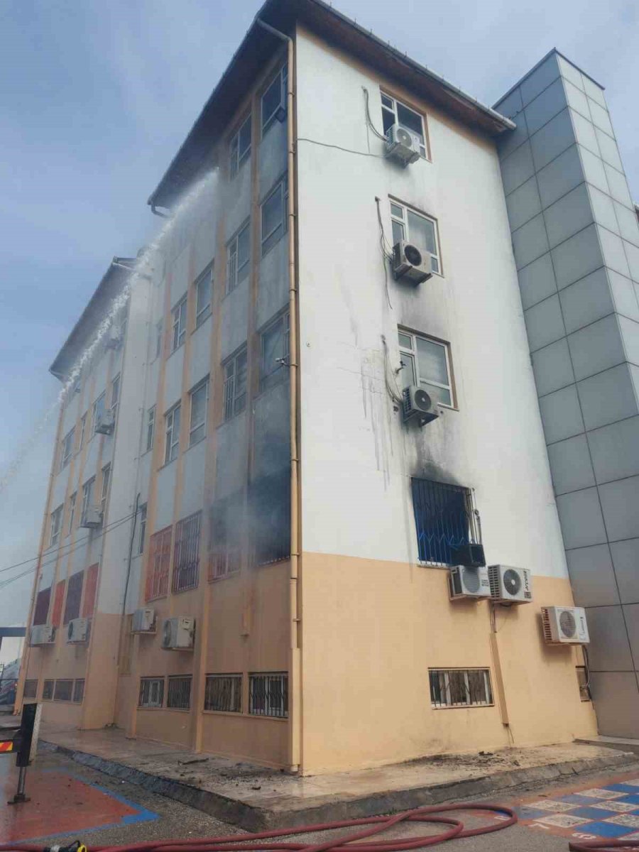 Antalya’da İlkokulda Yangın Çıktı: Öğrenciler Tahliye Edildi