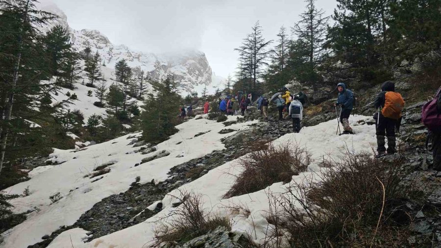 Beyşehir’de Karda Doğa Yürüyüşü Coşkusu