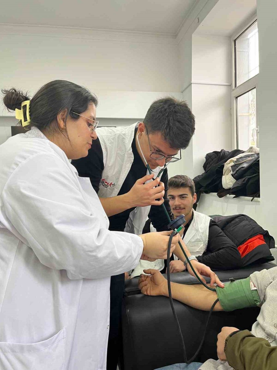 Altunhisar’da Sağlık Sokağı Projesi Yoğun İlgi Gördü